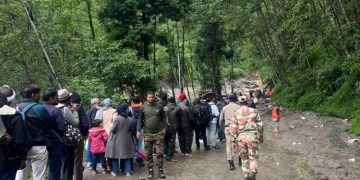 കനത്ത മഴ : സിക്കിമിൽ കുടുങ്ങിയ വിനോദ സഞ്ചാരികളെ രക്ഷപ്പെടുത്തി