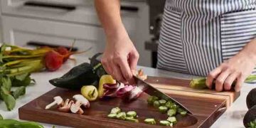 കട്ടിംഗ് ബോർഡിലാണോ പച്ചക്കറികൾ അരിയുന്നത് ? പുതിയ പഠനം പറയുന്നത് കേൾക്കൂ
