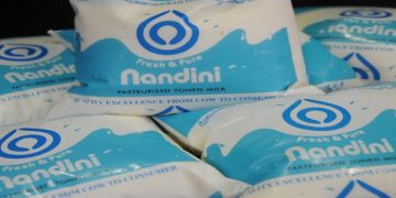 നന്ദിനി പാലിനെതിരെ പശുക്കളുമായി കര്‍ഷകര്‍ പ്രകടനവും ധര്‍ണയും നടത്തി