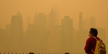 അന്തരീക്ഷമാകെ മഞ്ഞനിറം; ന്യൂയോർക്കിനെ വരിഞ്ഞുമുറുക്കി പുകമഞ്ഞ്: എൻ95 മാസ്ക് ധരിക്കാൻ നിർദേശം
