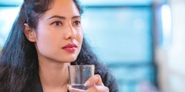 വെളളം കുടിക്കേണ്ടത് ഭക്ഷണത്തിനു മുന്‍പോ ശേഷമോ? വിദഗ്ധര്‍ പറയുന്നത്