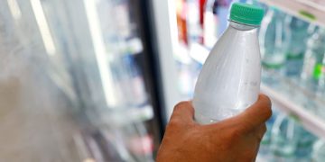 ഫ്രിജില്‍ നിന്നെടുത്ത തണുത്ത വെള്ളം കുടിക്കുന്നത് ജീവന്‍ അപകടത്തിലാക്കുമോ?