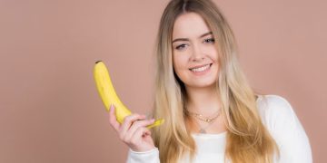 വീട്ടിൽ പഴമുണ്ടോ ? മുടി കൊഴിച്ചിലും താരനുമോർത്ത് ഇനി ടെൻഷനടിക്കേണ്ട