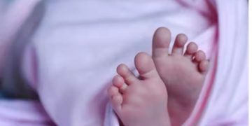 വീട്ടിൽ നിന്ന് ദുർഗന്ധം; പൊലീസ് കണ്ടത് മാതാപിതാക്കളുടെ അഴുകിയ മൃതദേഹത്തിനരികെ ജീവനോടെ പിഞ്ചുകുഞ്ഞ്!