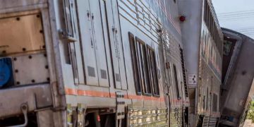 വാട്ടർ ട്രക്കുമായി കൂട്ടിയിടിച്ച് ട്രെയിൻ പാളം തെറ്റി; 15 പേർക്ക് പരിക്ക്