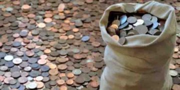 ഭക്ഷണത്തിന് പണമില്ലാതെ വലഞ്ഞു, കാലങ്ങളായി കിടന്നുറങ്ങിയത് നിധിക്ക് മുകളിൽ; അമ്പരപ്പ് മാറാതെ ദമ്പതികൾ