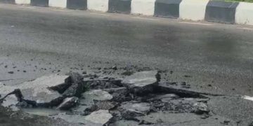 വടക്കഞ്ചേരിയിൽ സർവീസ് റോഡിന്റെ മധ്യഭാഗം പൊട്ടിത്തകർന്നു