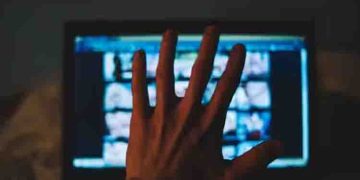 എട്ടുവയസുകാരൻ ഡാര്‍ക്ക് വെബില്‍ നിന്നും ഓർഡർ ചെയ്തത് എകെ 47 ; വെളിപ്പെടുത്തി മാതാവ്