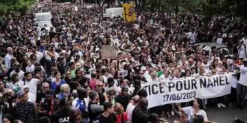 ഫ്രാൻസിൽ കലാപം രൂക്ഷം; അഞ്ചാം ദിനവും തെരുവിലിറങ്ങി പ്രക്ഷോഭകാരികൾ, കൊള്ളയും തീവയ്പ്പും,1300 പേർ അറസ്റ്റിൽ