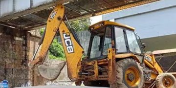 റോഡ് നിർമാണത്തിനായി എത്തിച്ച മണ്ണുമാന്തി യന്ത്രത്തിന്റെ യന്ത്ര കൈയും ബ്രേക്കറും മോഷ്ടാക്കൾ കടത്തി