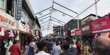 മിഠായി തെരുവിൽ ജിഎസ്ടി വകുപ്പിന്റെ റെയ്ഡ് ; ഉദ്യോഗസ്ഥരെ കച്ചവടക്കാർ പൂട്ടിയിട്ടു