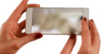 പോണ്‍ താരങ്ങളെ പോലെ വസ്ത്രം ധരിക്കാന്‍ നിർബന്ധിച്ചു ; ഭാര്യയുടെ പരാതിയിൽ ഭർത്താവിനെതിരെ കേസ്