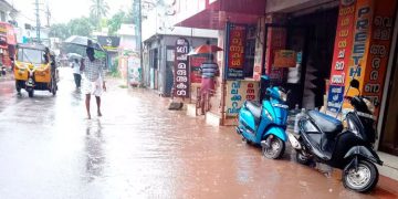ഓടയിലെ മണ്ണ് നീക്കിയില്ല; റോഡിൽ വെള്ളക്കെട്ട്​ രൂക്ഷം