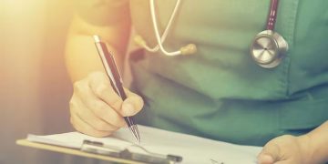 രോഗിയോട് പ്രണയം, ആശുപത്രി പാർക്കിങ്ങിൽ കാറിൽ സെക്സിനിടെ മരണം: നഴ്സിനെ പിരിച്ചുവിട്ടു