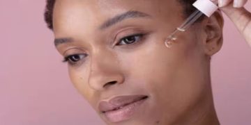 മുഖം തിളങ്ങാൻ വൈറ്റമിൻ-സി സിറം; പക്ഷേ ഇതിന് മുമ്പ് ചില കാര്യങ്ങള്‍ ശ്രദ്ധിക്കണം…