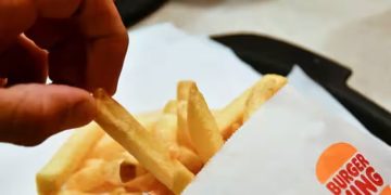 മാലിന്യ കൂമ്പാരത്തില്‍ നിന്ന് എടുത്ത ഫ്രഞ്ച് ഫ്രൈസ് വിളമ്പിയതിന് ബർഗർ കിംഗ് ജീവനക്കാരി അറസ്റ്റിൽ