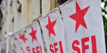 മുന്നറിയിപ്പില്ലാതെ കോഴ്‌സ് റദ്ദാക്കിയെന്ന് ആരോപണം ; അധ്യാപകരെ പൂട്ടിയിട്ട് എസ്എഫ്‌ഐ പ്രവര്‍ത്തകര്‍