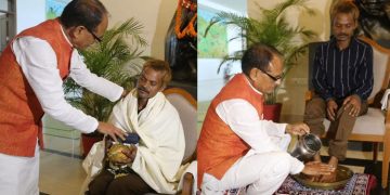 ആദിവാസി യുവാവിന്റെ മുഖത്ത് മൂത്രമൊഴിച്ച സംഭവം ; കാൽ കഴുകി ക്ഷമാപണം നടത്തി മധ്യപ്രദേശ് മുഖ്യമന്ത്രി