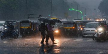 കനത്ത മഴ തുടരുന്നു ; രണ്ട് ജില്ലകളിൽ നാളെ അവധി