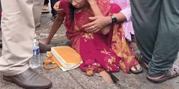 പഴയങ്ങാടി ബസ് സ്റ്റാന്റിനുള്ളിലെ സ്ലാബിനിടയില്‍ വീട്ടമ്മയുടെ കാല്‍ കുടുങ്ങി