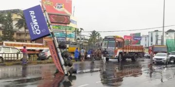 അരൂരിൽ നിയന്ത്രണം തെറ്റിയ ലോറി ഇടിച്ച് കയറി, സ്കൂട്ടർ നിന്ന് കത്തി