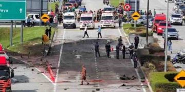 ചെറുവിമാനം ഹൈവേയില്‍ തകര്‍ന്ന് വീണ് പത്ത് മരണം; ദൃശ്യങ്ങള്‍ പുറത്ത്