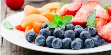 രാത്രിയില്‍ ഫ്രൂട്ട്സ് കഴിക്കുന്നതില്‍ ദോഷമോ! പഴങ്ങള്‍ കഴിക്കുമ്പോള്‍ ശ്രദ്ധിക്കേണ്ടത്…