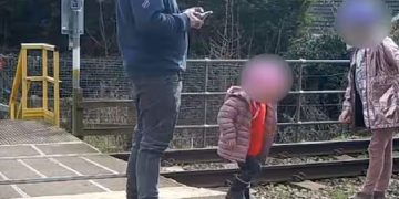 മക്കളെ ട്രാക്കിൽ കളിക്കാൻ അനുവദിച്ച് അച്ഛൻ , മുന്നറിയിപ്പുമായി ഇവിടുത്തെ റെയിൽവേ