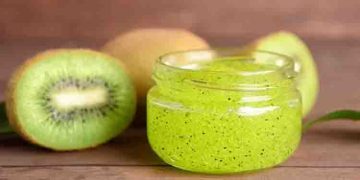 മുഖത്തെ കറുത്ത പാടുകളെ തടയാനും ചര്‍മ്മം തിളങ്ങാനും പരീക്ഷിക്കാം കിവി കൊണ്ടുള്ള ഈ ഫേസ് പാക്കുകള്‍…