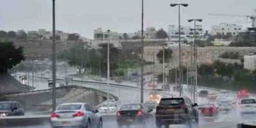 ഒമാനിൽ ശക്തമായ മഴയും വെള്ളപ്പാച്ചിലും; ഇന്ന് വൈകീട്ട് വരെ ജാഗ്രതാ നിർദ്ദേശം നൽകി അധികൃതർ