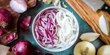 ചീത്ത കൊളസ്ട്രോൾ കുറയ്ക്കും, പ്രതിരോധശേഷി കൂട്ടും ; അറിയാം സവാള കഴിച്ചാലുള്ള ആരോ​ഗ്യ​ഗുണങ്ങൾ