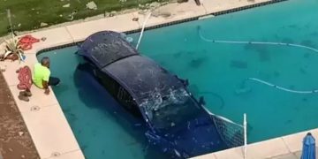 വീടിന്‍റെ മതിൽ ഇടിച്ചുതകർത്ത് സ്വിമ്മിങ്ങ് പൂളിലേക്ക് പതിച്ച് ടെസ്‌ല ഇ.വി