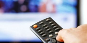 ഓണക്കാലമല്ലേ ഓഫറിൽ ടിവി കിട്ടിയാലും വാങ്ങുമ്പോൾ ഈ അബദ്ധങ്ങൾ കാണിക്കല്ലേ  ! ശ്രദ്ധിക്കാം ഇക്കാര്യം