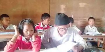 ബാഗിൽ പുസ്തകങ്ങളുംയൂനിഫോമും ധരിച്ച് ഈ 78 കാരൻ സ്കൂളിൽ വരും ഇംഗ്ലീഷ് പഠിക്കാൻ