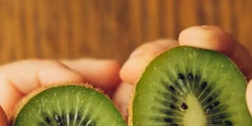 കിവിപ്പഴം കഴിച്ചാൽ ലഭിക്കുന്ന ആരോ​ഗ്യ​ഗുണങ്ങൾ