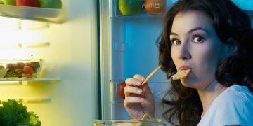 രാത്രി വളരെ വൈകി ലഘുഭക്ഷണം; ഇത് ശരീരത്തെ ബാധിക്കുന്നതെങ്ങനെ എന്നറിയാം