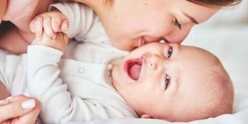 കുഞ്ഞുങ്ങളുടെ ചെവിയില്‍ ഉമ്മ വയ്‌ക്കരുത്‌; കേള്‍വി നഷ്ടത്തിന്‌ കാരണമാകാം