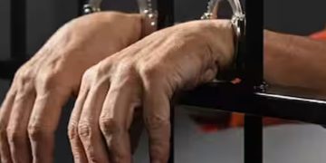 15 കോടിയുടെ കൊക്കെയ്ൻ വിമാനത്തിലെത്തിച്ചത് മലയാളി, മുംബൈ എയർപോട്ടിൽ പിടിയിൽ, വാങ്ങാനെത്തിയ യുവതിയും അറസ്റ്റിൽ