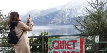 താമസക്കാർ ആകെ 700, പ്രതിദിനമെത്തുന്നത് 10000 പേർ; ‘ടൂറിസ്റ്റ് ശല്യ’ത്തിനെതിരെ പ്രതി​ഷേധവുമായി ഒരു നാട്