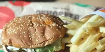 മെനുവിൽ കാണുന്ന അത്ര വലിപ്പമില്ല; ബർഗർ കിങ്ങിനെതിരെ പരാതി