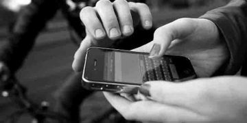 ദില്ലിയിൽ അധ്യാപികയെ ആക്രമിച്ച് ഐ ഫോണ്‍ തട്ടിയെടുക്കാൻ ശ്രമം