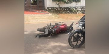 ബൈക്ക് കാറിലും ഓട്ടോറിക്ഷയിലും ഇടിച്ച് ബൈക്ക് യാത്രക്കാരൻ മരിച്ചു