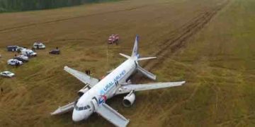 ഹൈഡ്രോളിക് തകരാര്‍; 170 യാത്രക്കാരുമായി പറന്നുയര്‍ന്ന റഷ്യന്‍ വിമാനം പാടത്ത് അടിയന്തരമായി പറന്നിറങ്ങി