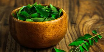 മുടി ആരോ​ഗ്യത്തോടെ വളരാൻ കറിവേപ്പില ; രണ്ട് രീതിയിൽ ഉപയോ​ഗിക്കാം