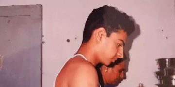 ‘അമ്മയെ കിച്ചനിൽ സഹായിക്കുന്നു’; ഓർമ ചിത്രവുമായി പ്രിയ നടൻ