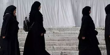 അബായ ധരിച്ചെത്തിയ വിദ്യാർഥികളെ തിരിച്ചയച്ച് ഫ്രഞ്ച് സ്കൂളുകൾ