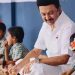 ഭക്ഷണം തയാറാക്കുന്നത് ദലിത് സ്ത്രീ; സ്കൂളിലേക്ക് മക്കളെ അയക്കില്ലെന്ന് രക്ഷിതാക്കൾ, റോഡ് ഉപരോധിച്ചു
