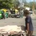 ആംബുലൻസ് ലഭിച്ചില്ല; യു.പിയിൽ മകന്റെ മൃതദേഹം ഉന്തുവണ്ടിയിൽ ശ്മശാനത്തിലെത്തിച്ച് വയോധിക
