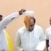 മഹാരാഷ്ട്ര മന്ത്രിയുടെ തലയിൽ മഞ്ഞൾപൊടി വിതറി പ്രതിഷേധം