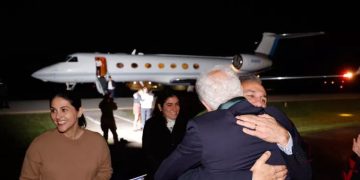 ഇ​റാ​ൻ മോ​ചി​പ്പി​ച്ച അ​മേ​രി​ക്ക​ക്കാ​ർ നാ​ട്ടി​ലെ​ത്തി